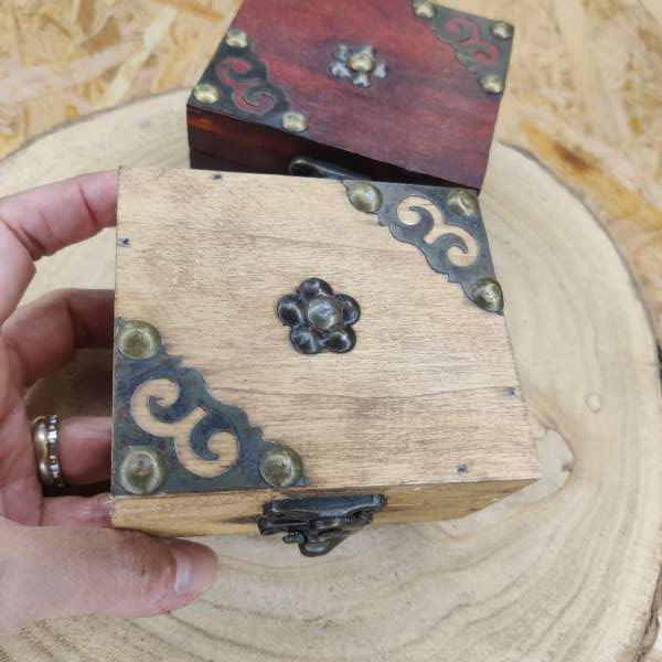 Scatola di legno marrone chiaro
